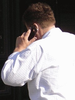 Muž, volající mobilním telefonem
